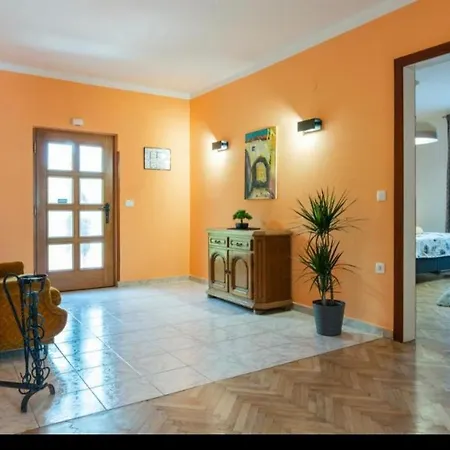 Appartement Punta With Garage, Balcony, Garden And Sea View